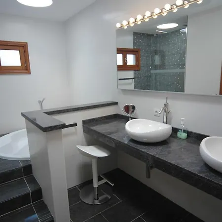 Montana Baja - A Stunning 7 Bedroom - Perfect For Large Families And Friends Villa Playa Blanca (Lanzarote)